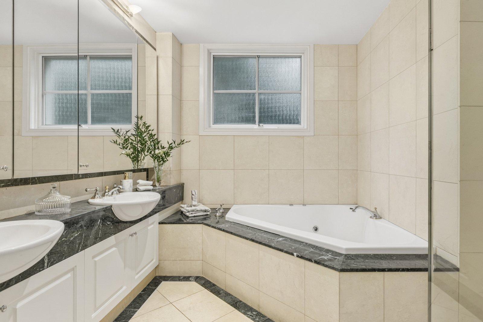 4/2a Struan Street, Toorak, 3142