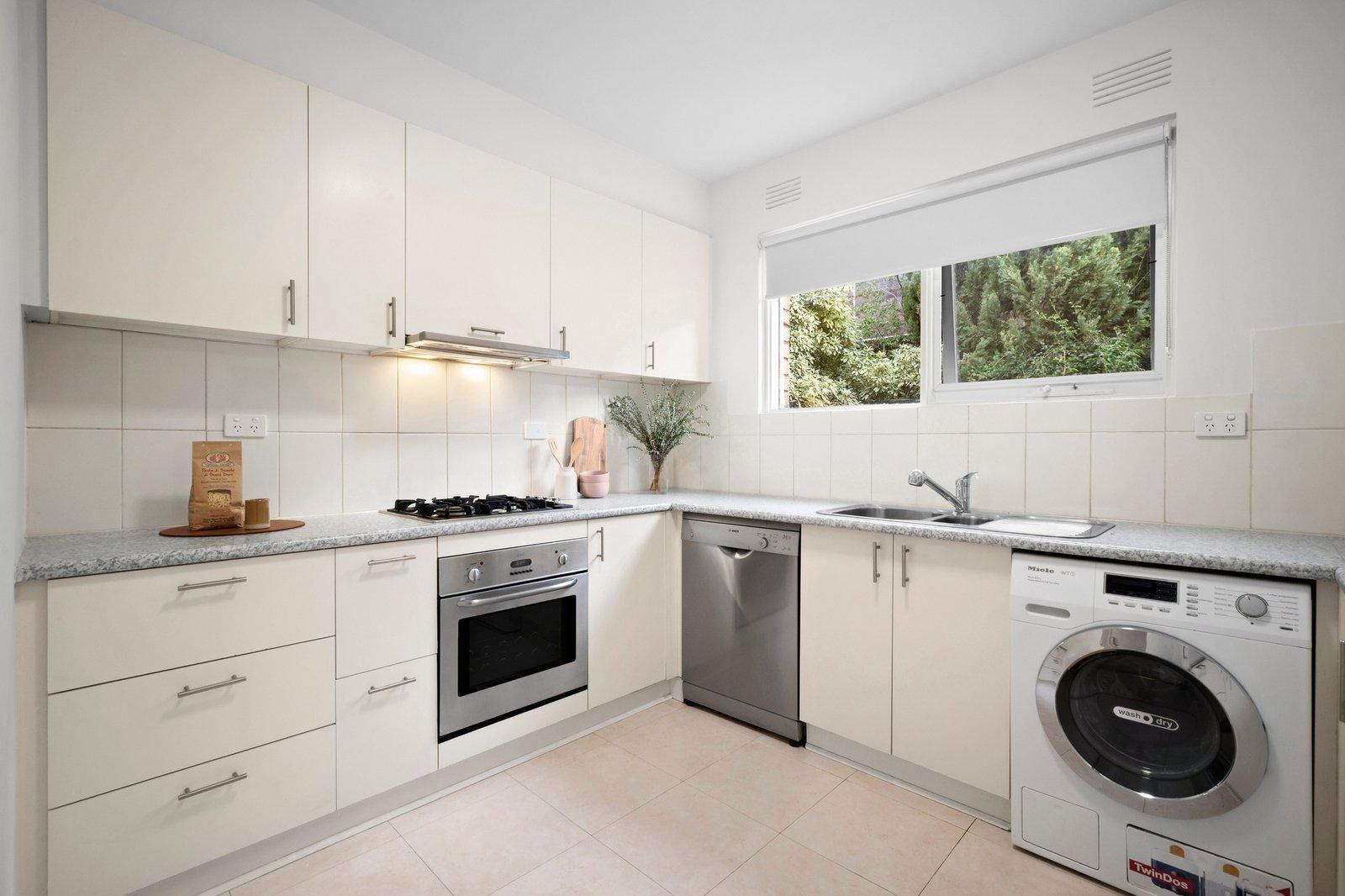 8/8 Westbury Street, St Kilda East, 3183