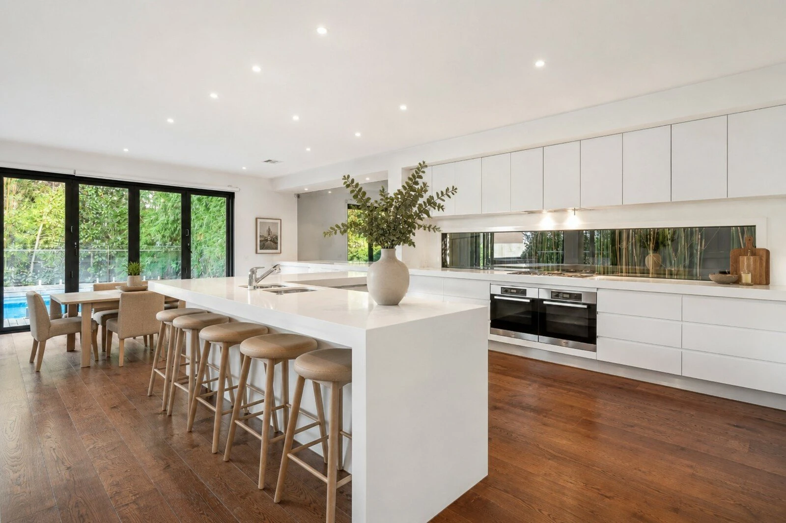 10 Glyndebourne Avenue, Toorak, 3142