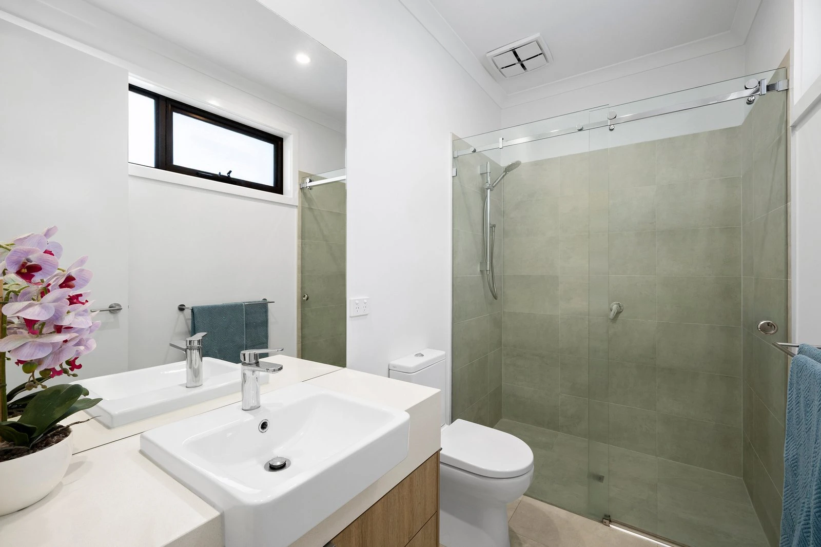 2/18 Macdonald Grove, Mornington, 3931