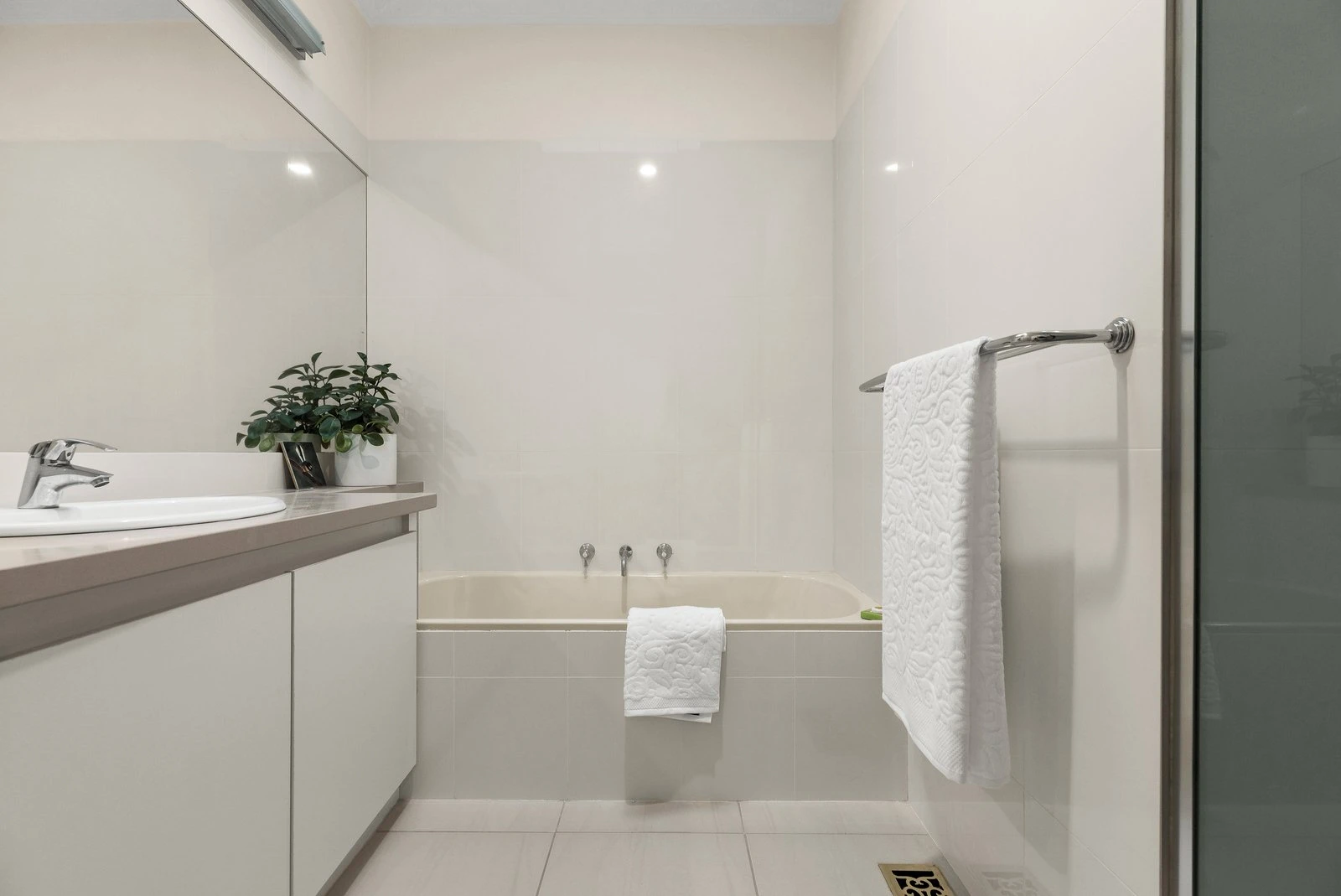 2/4 Hopetoun Avenue, Canterbury, 3126