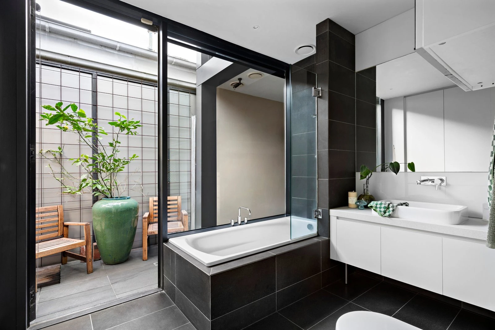 303 Esplanade East, Port Melbourne, 3207