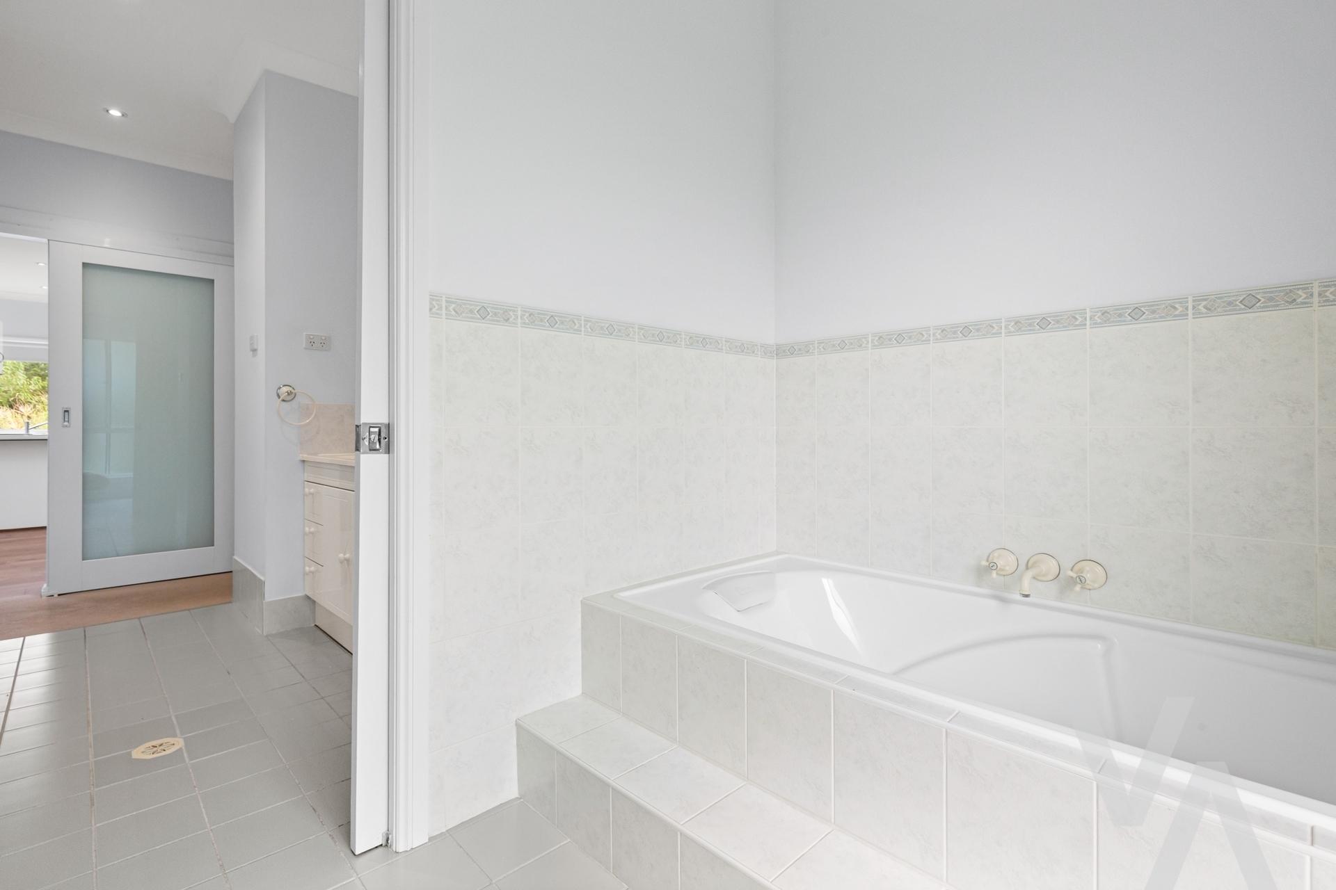34 Woodside  Street Eleebana NSW