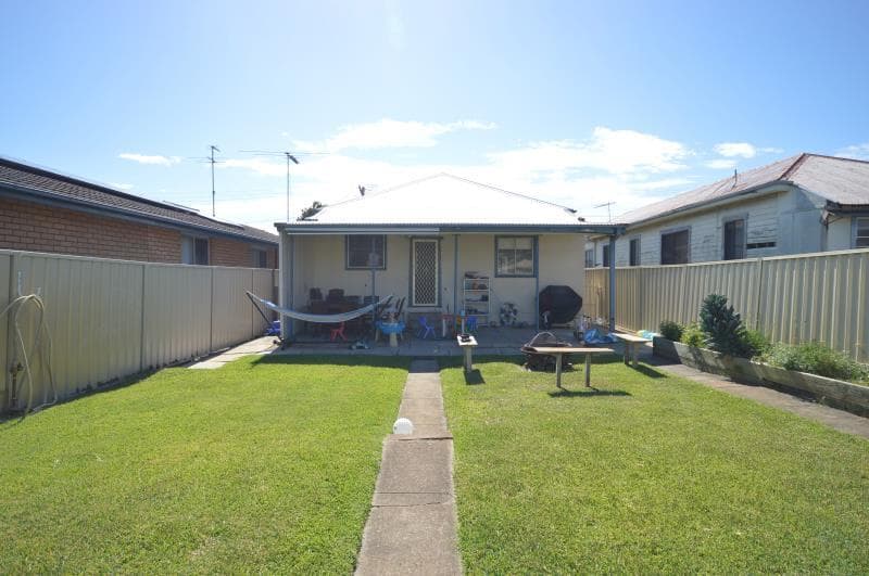 84 Roxburgh Street STOCKTON NSW