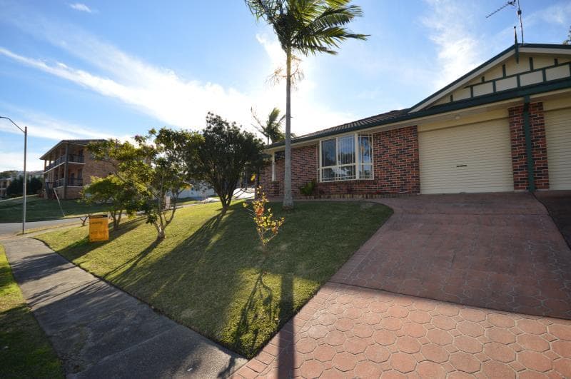 1/2 Guyra Close BELMONT NORTH NSW