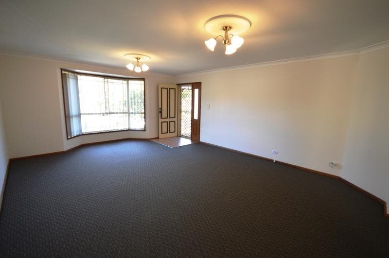 1/2 Guyra Close BELMONT NORTH NSW