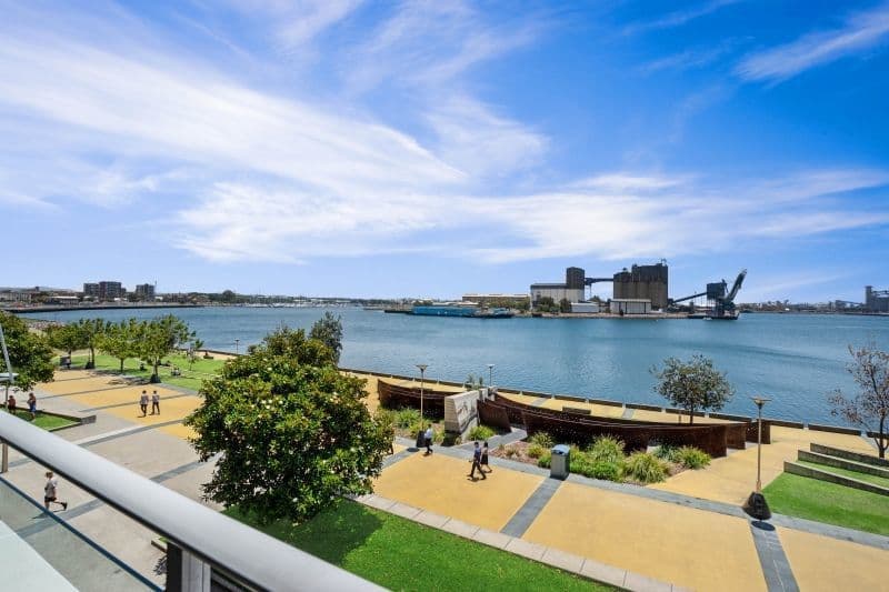 202/17 Honeysuckle Drive NEWCASTLE NSW
