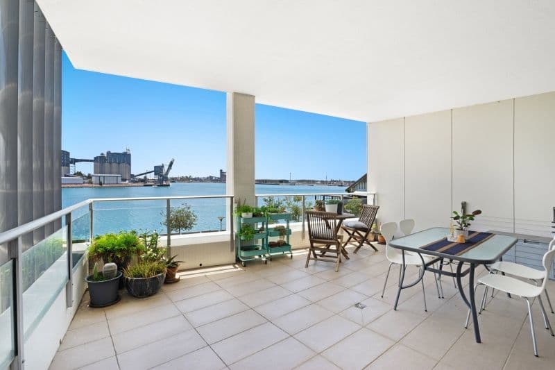 202/17 Honeysuckle Drive NEWCASTLE NSW