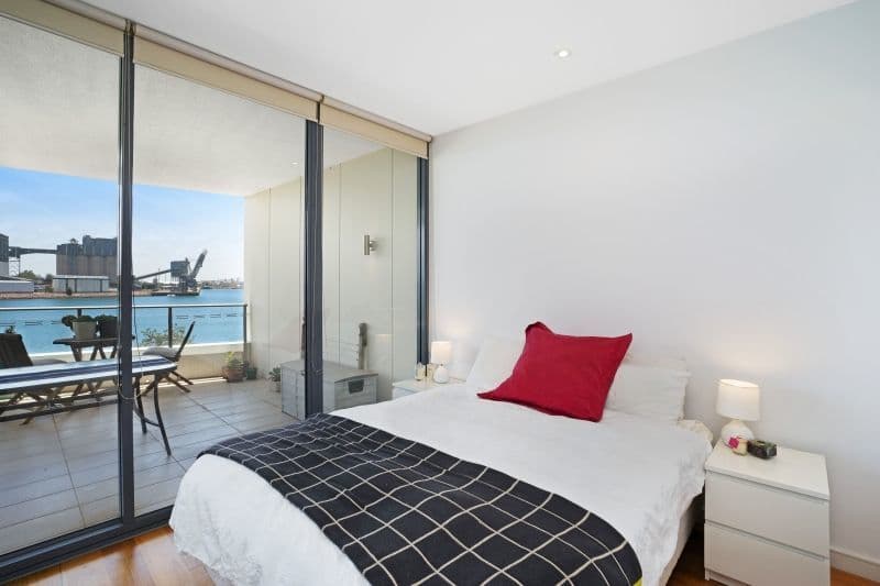 202/17 Honeysuckle Drive NEWCASTLE NSW