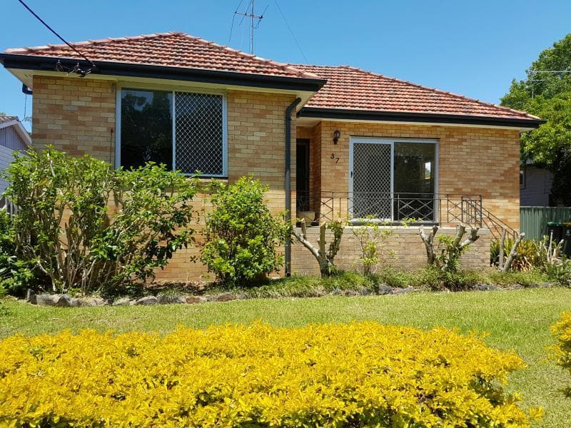 37 Lockyer Street ADAMSTOWN NSW