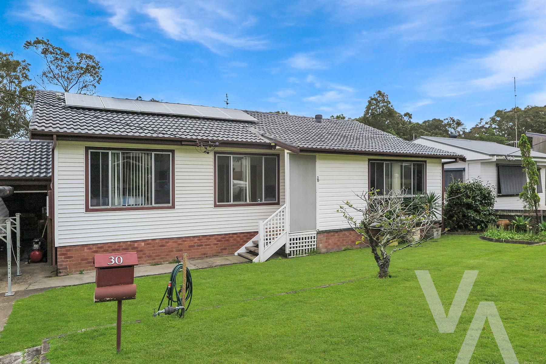 30 Laxton Crescent Belmont North NSW