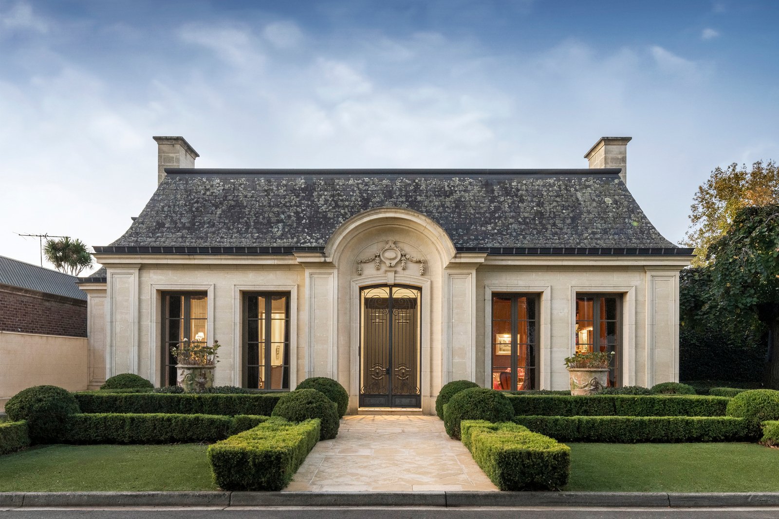 1 Greenknowe Court, Toorak, 3142