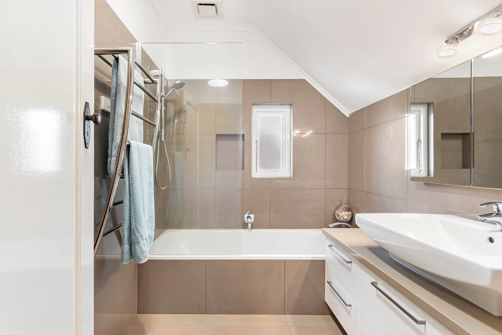 1 Willandra Avenue, Canterbury, 3126
