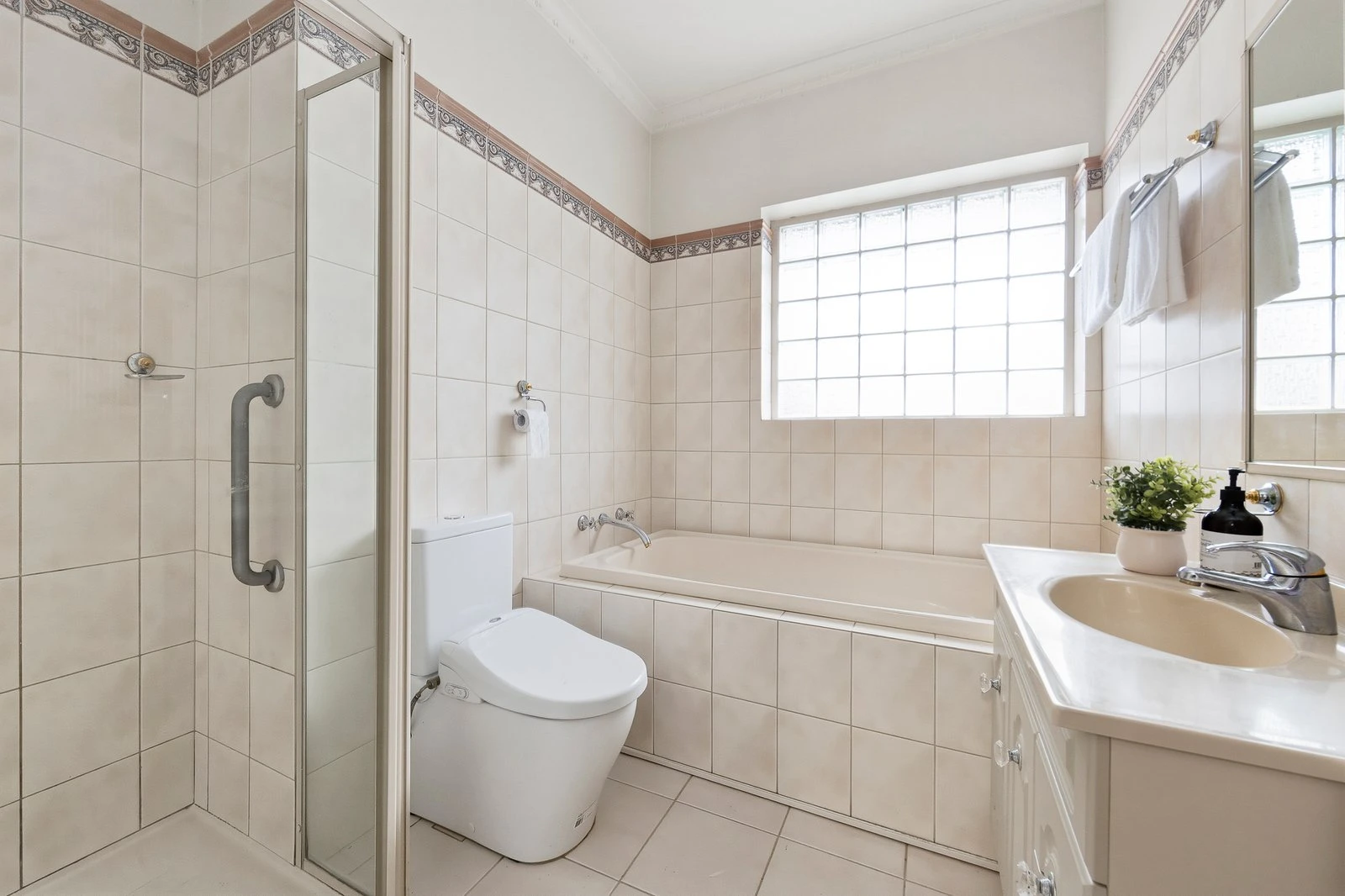 1/128 Broughton Road, Surrey Hills, 3127