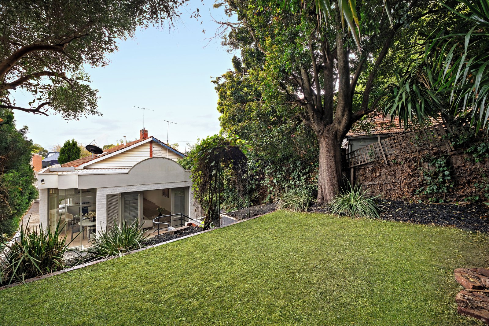 16 Ruabon Road, Toorak, 3142
