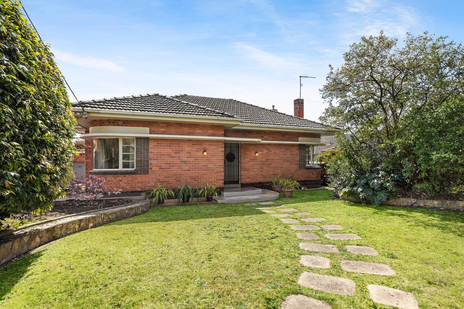 17 Kyora Parade, Balwyn North, 3104