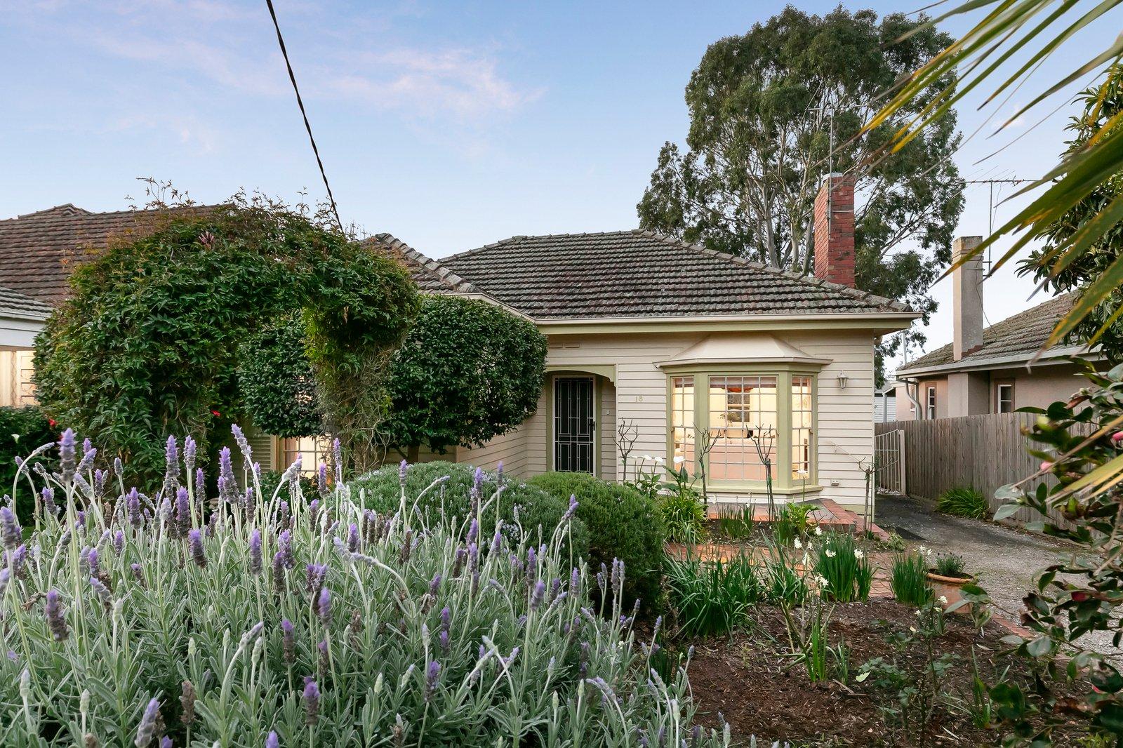 18 Barnard Grove, Kew, 3101