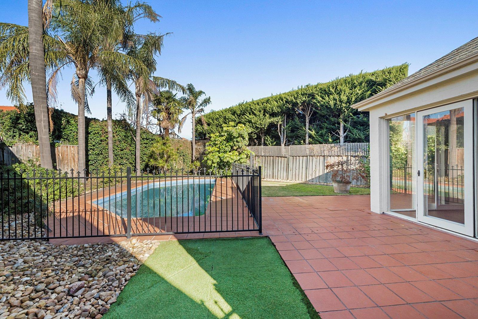 18 Woodside Crescent, Toorak, 3142