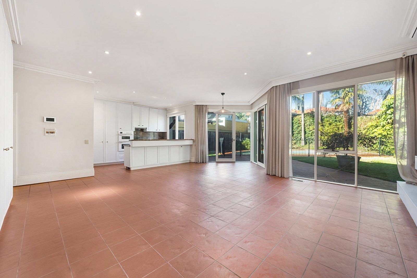 18 Woodside Crescent, Toorak, 3142