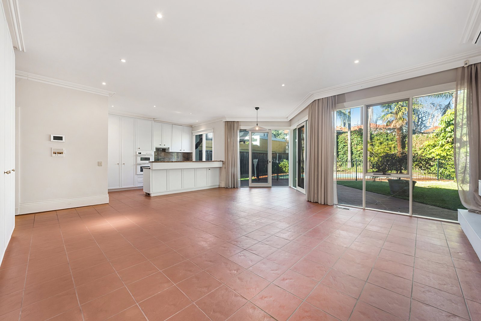 18 Woodside Crescent, Toorak, 3142