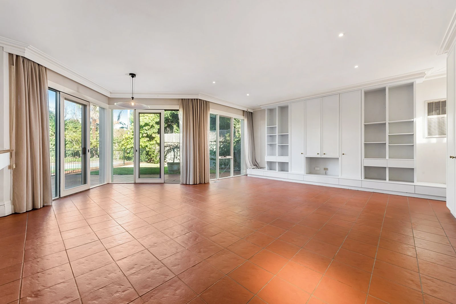 18 Woodside Crescent, Toorak, 3142
