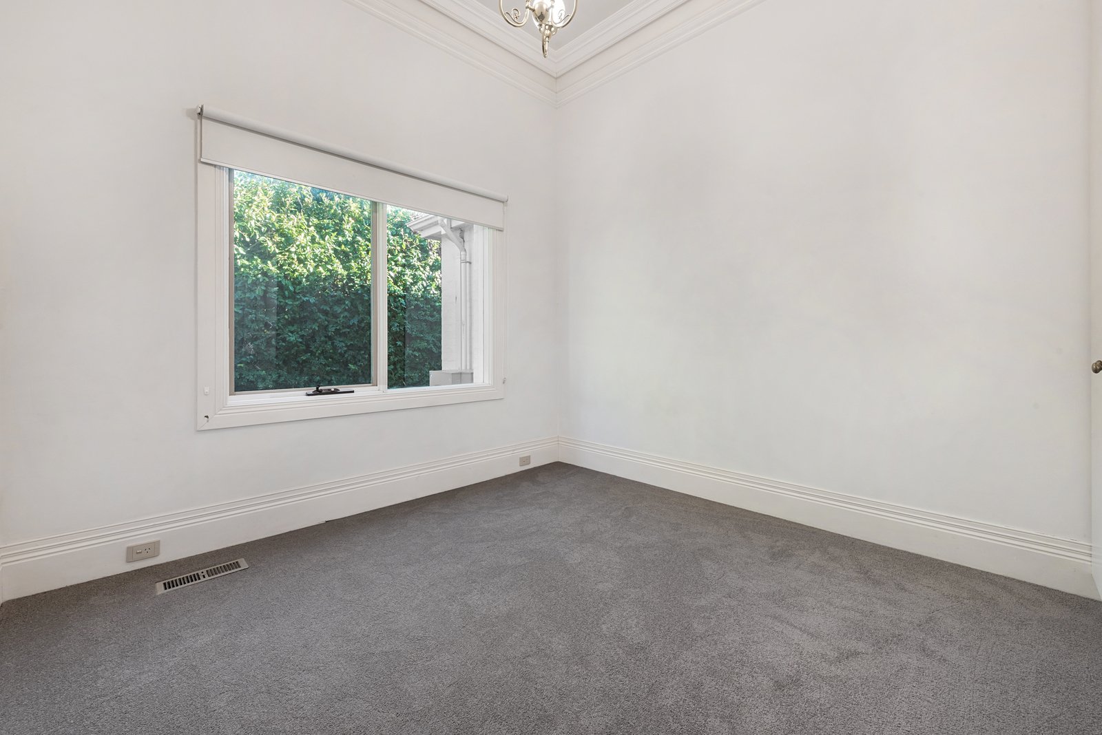 18 Woodside Crescent, Toorak, 3142