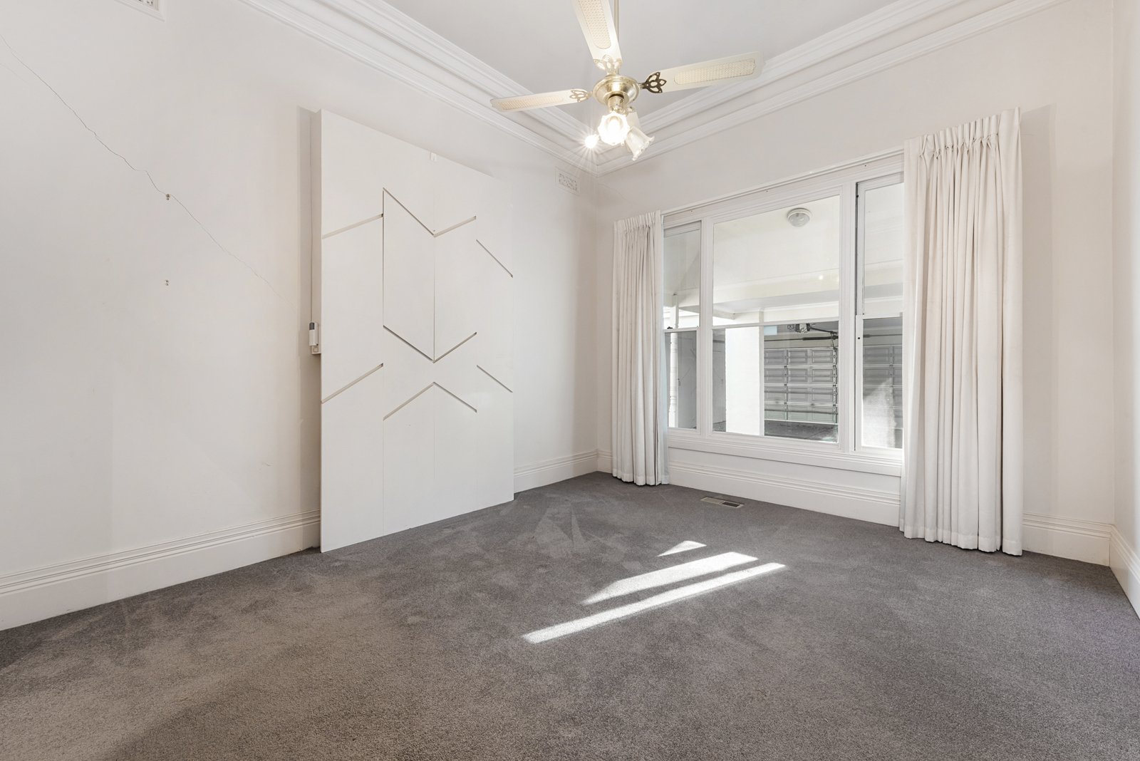 18 Woodside Crescent, Toorak, 3142