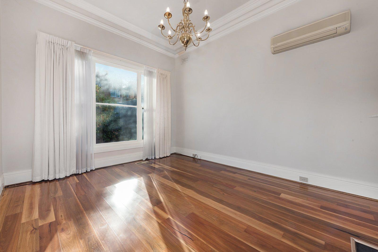 18 Woodside Crescent, Toorak, 3142
