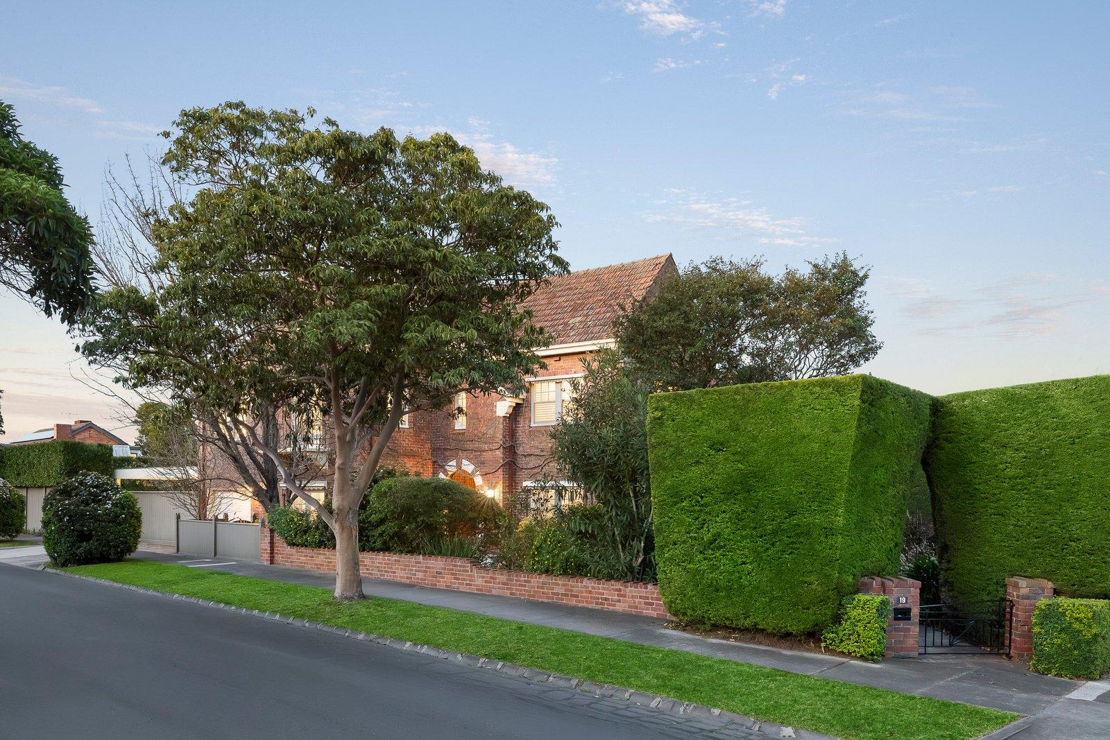 19 Inverness Way, Balwyn North, 3104
