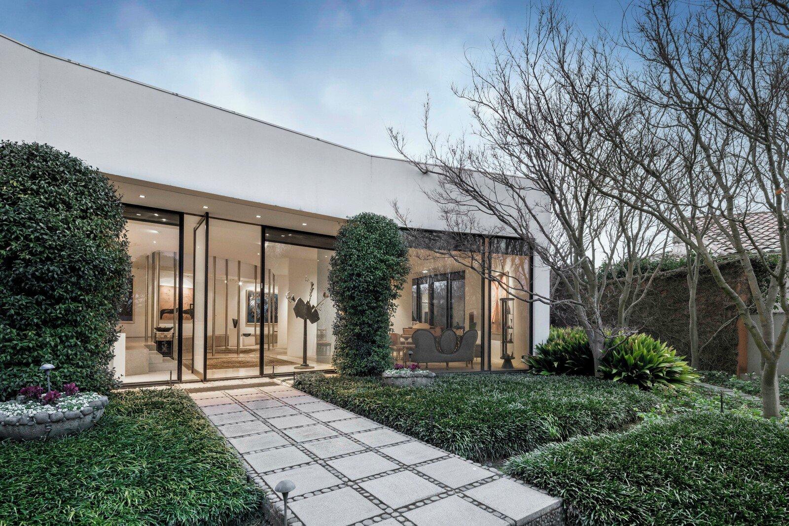 2 Crestmont Court, Toorak, 3142