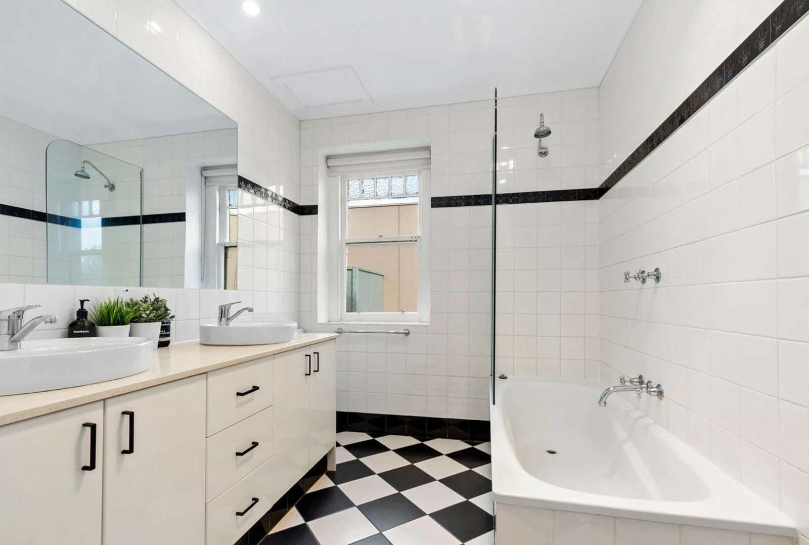 2/1B Lewisham Road, Prahran, 3181