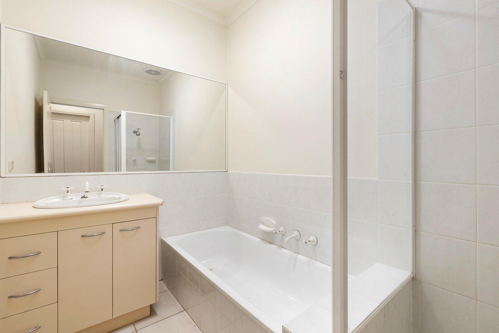 2/4 Florence Road, Surrey Hills, 3127