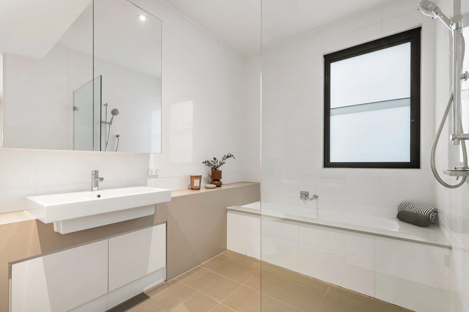 2/43 Faversham Road, Canterbury, 3126