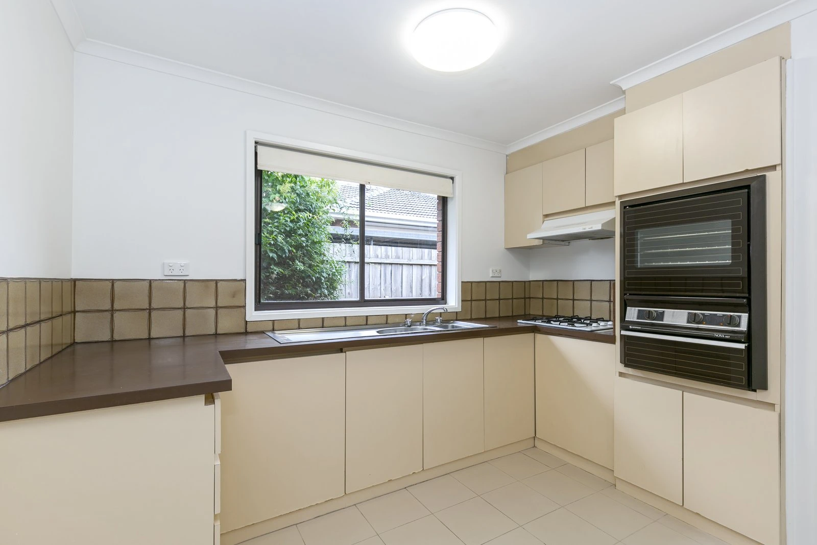 2/716 Whitehorse Road, Mitcham, 3132