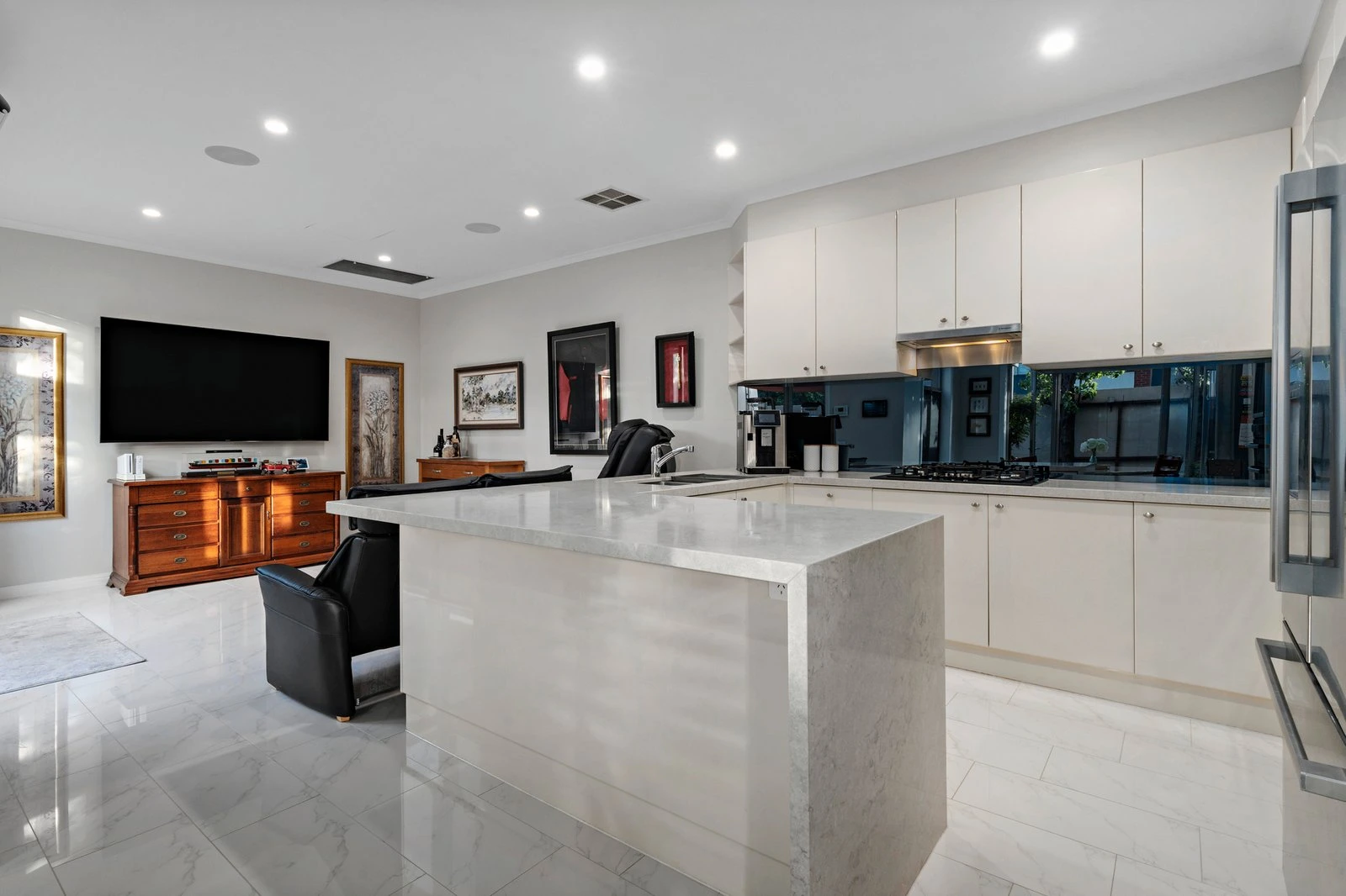 4 Hobsons Bay Parade, Port Melbourne, 3207