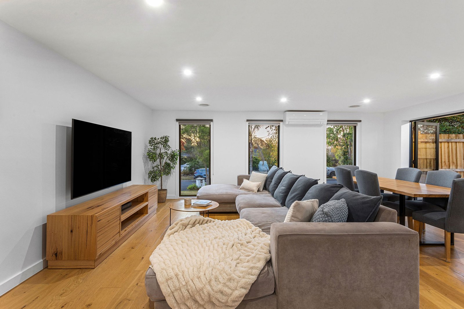 6 Pembroke Drive, Somerville, 3912