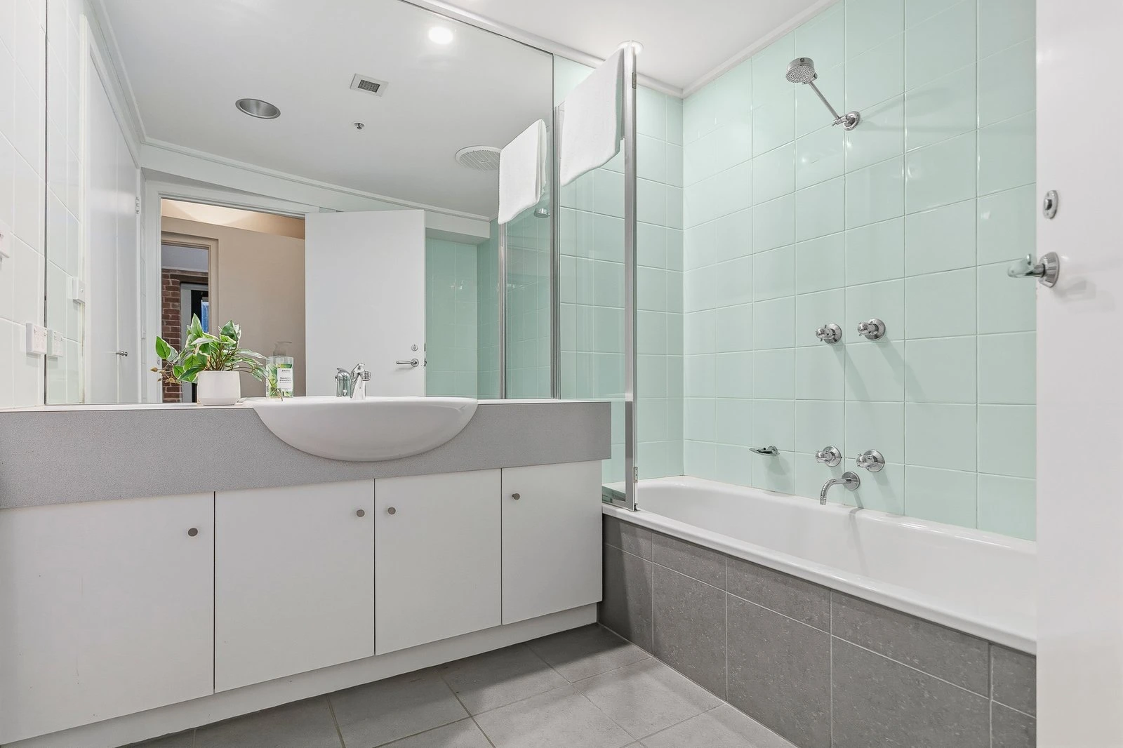 6D/9 Beach Street, Port Melbourne, 3207
