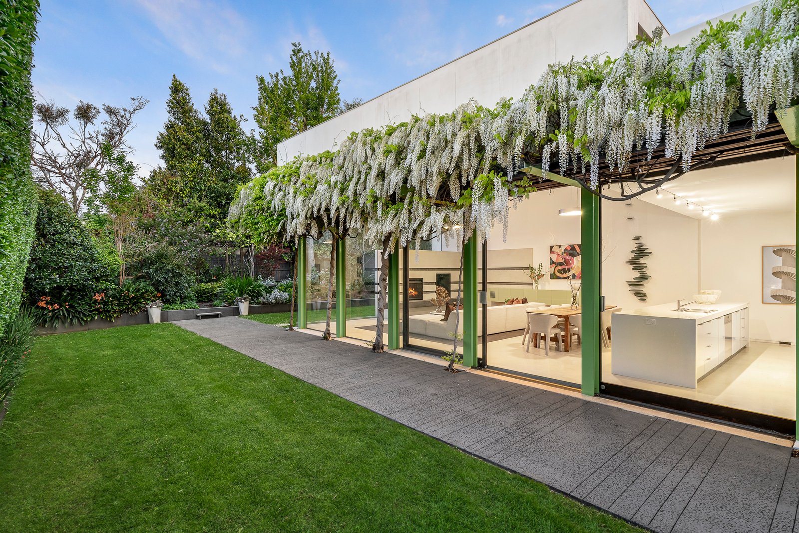 8 Vista Grove, Toorak, 3142