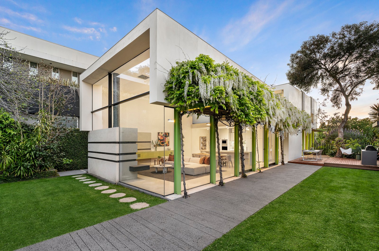 8 Vista Grove, Toorak, 3142